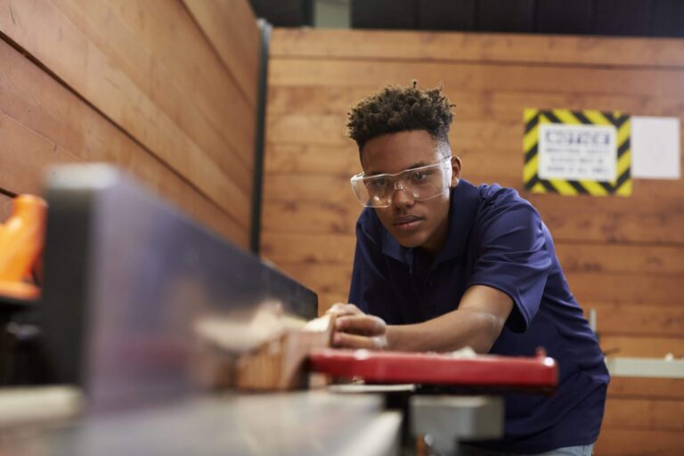 Carpenter Jobs with Visa Sponsorship in Canada – Apply Now!